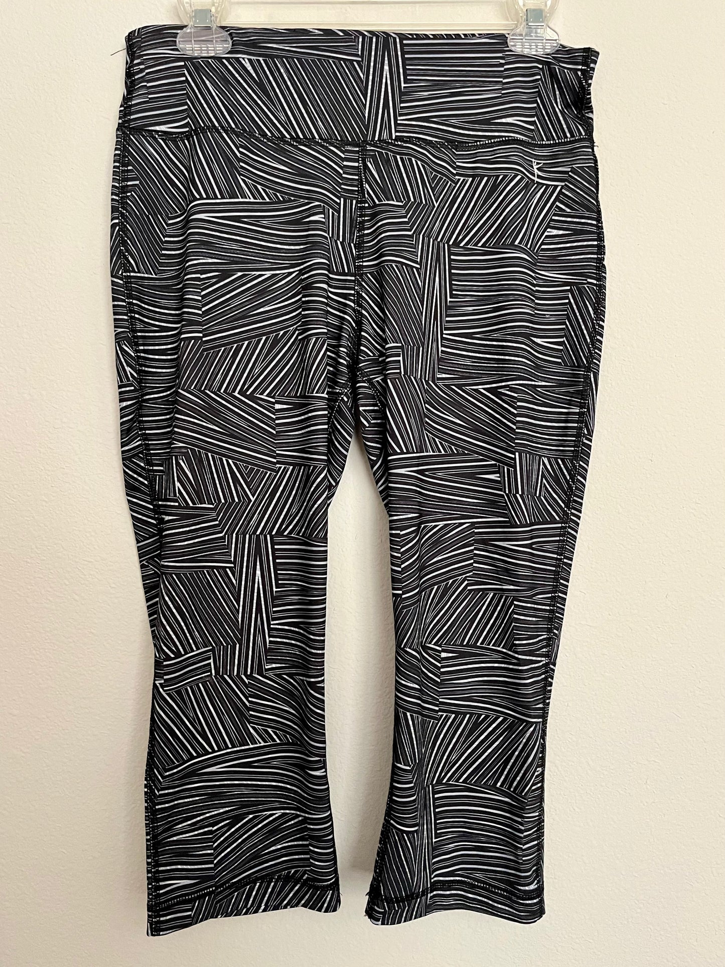 Danskin Now Fitted Legging Capri, Size Medium - Tales from the Tangle