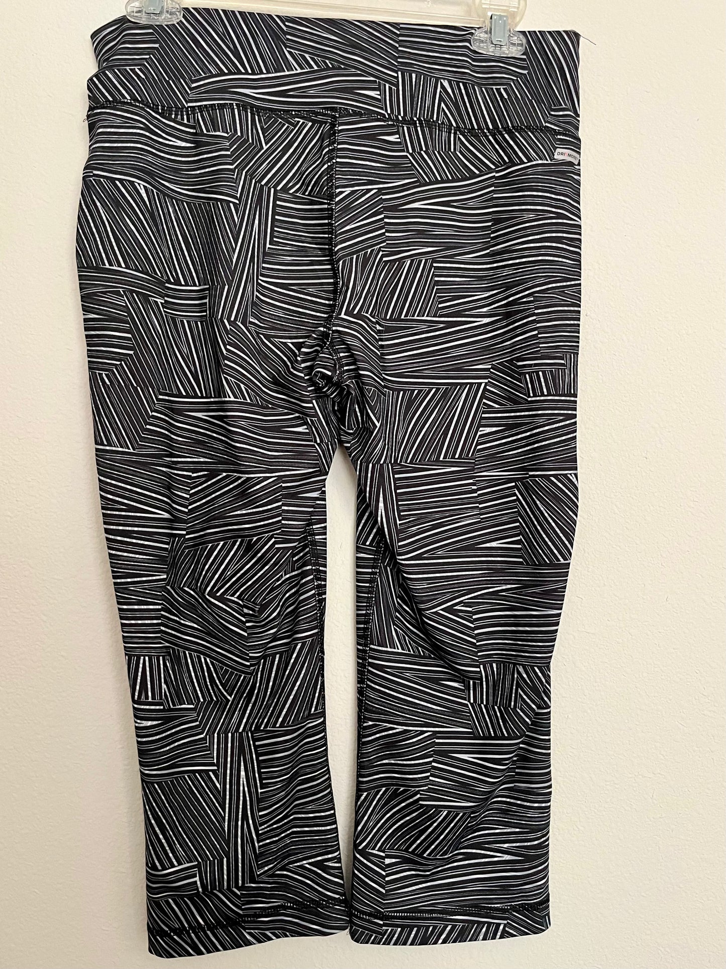 Danskin Now Fitted Legging Capri, Size Medium - Tales from the Tangle