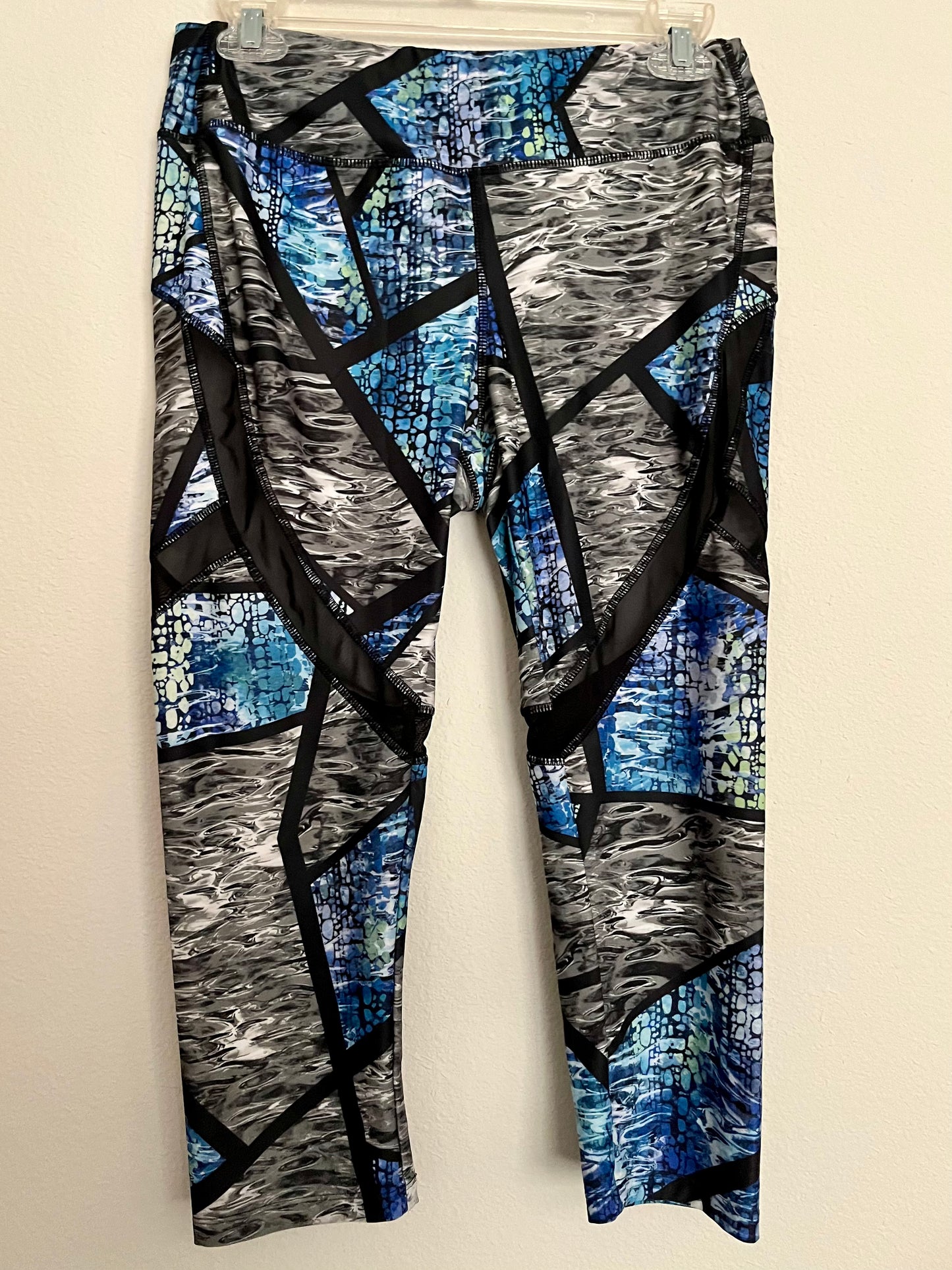 Avia Capri Leggings, Size Medium - Tales from the Tangle