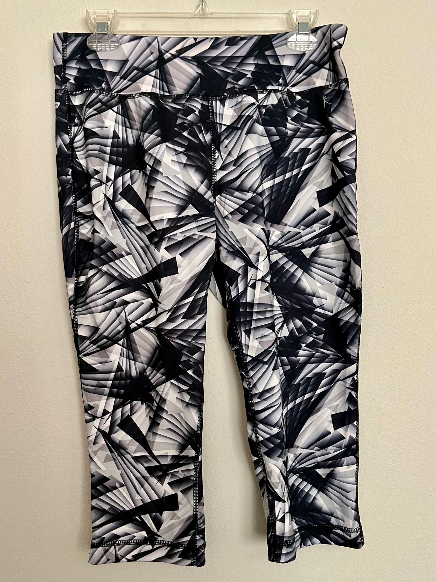 Danskin Now Fitted Legging Capri, Size Medium - Tales from the Tangle