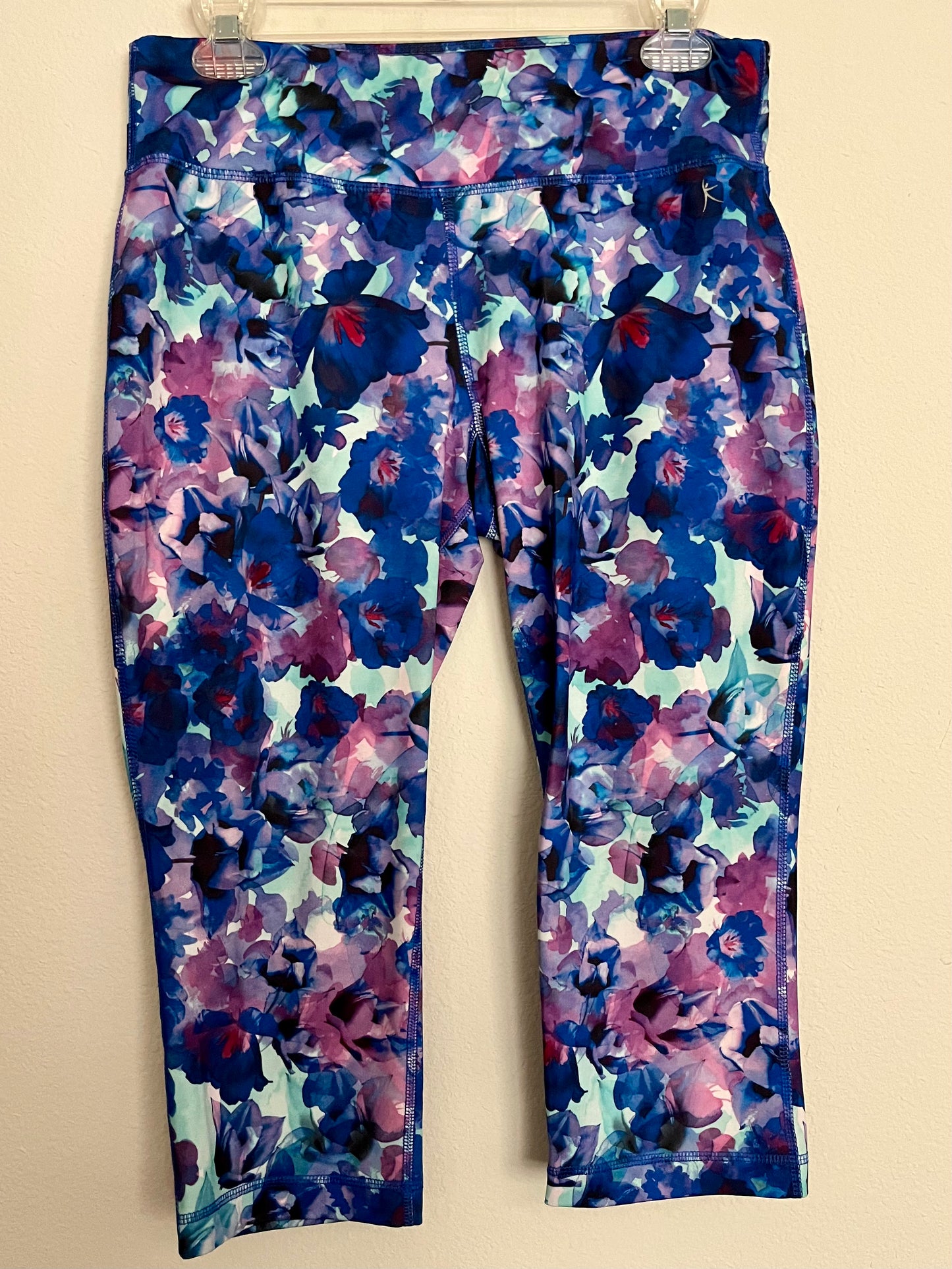 Danskin Now Fitted Legging Capri, Size Medium - Tales from the Tangle