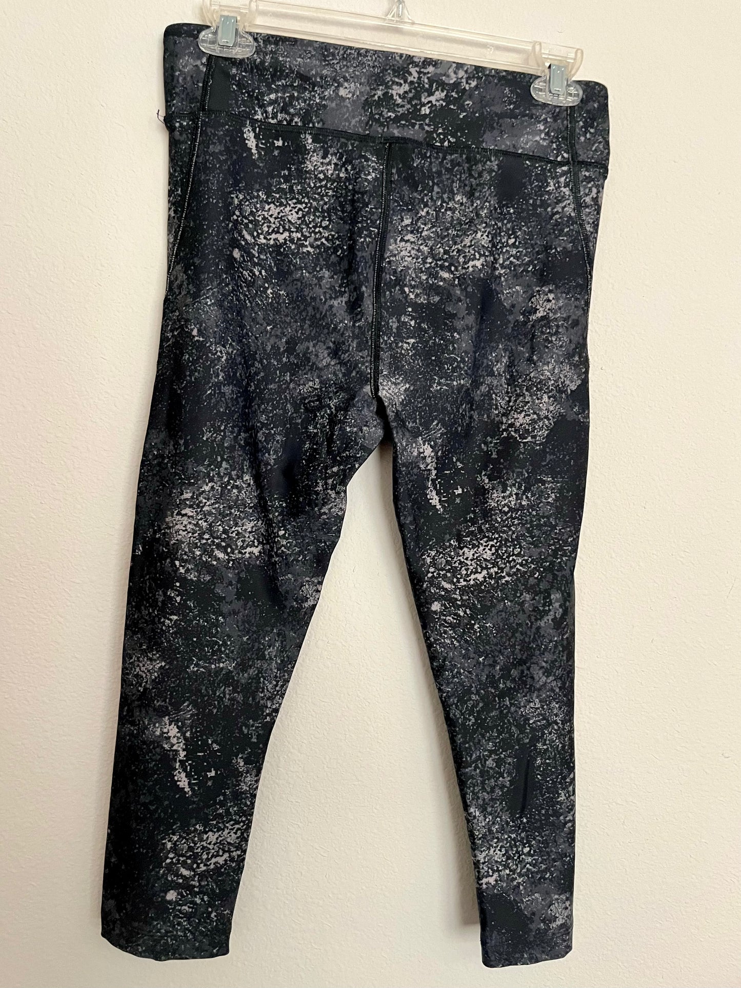 Under Armour Capri Leggings, Size Medium - Tales from the Tangle