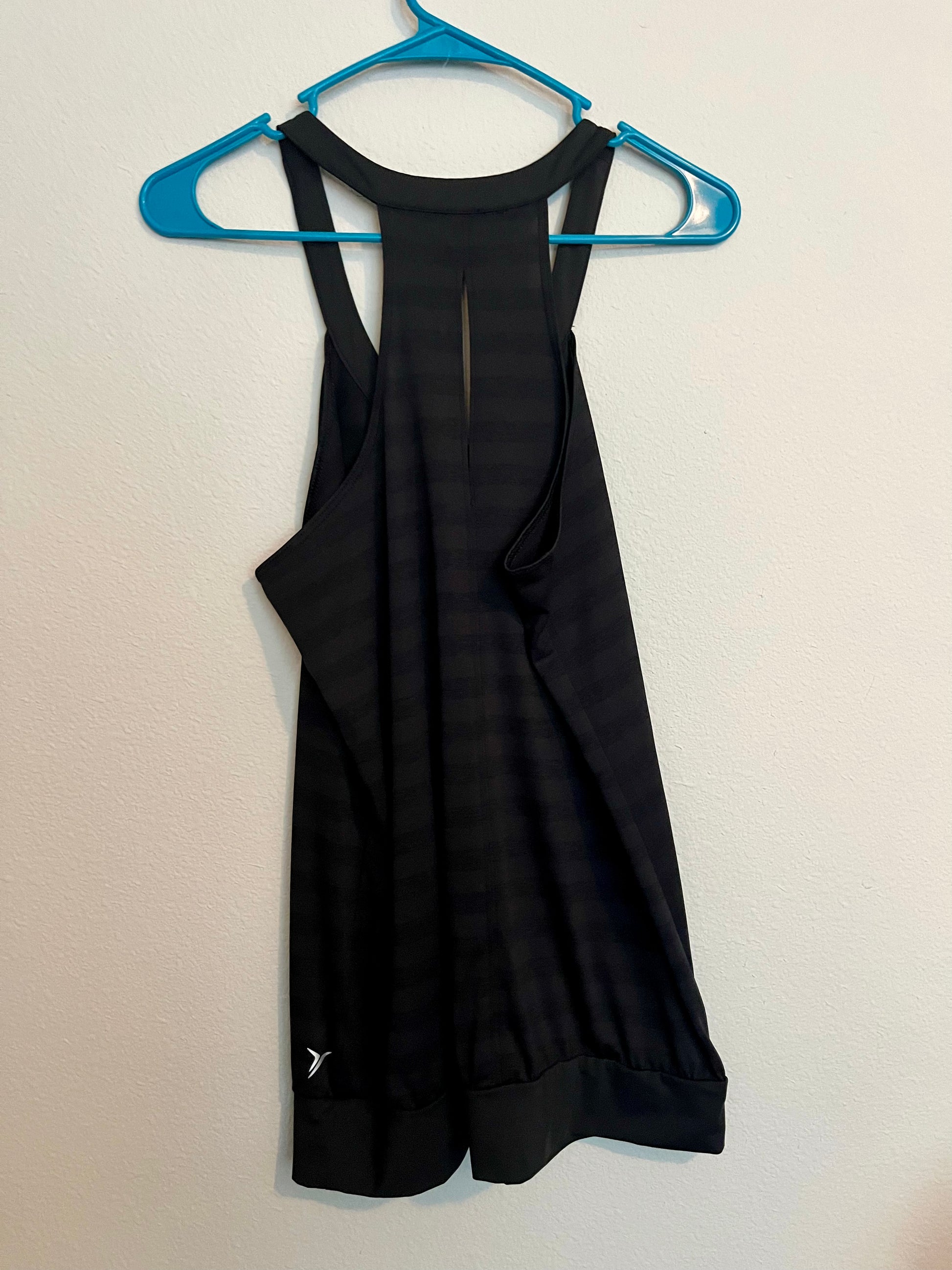 Old Navy Active Athletic Top, Size Medium - Tales from the Tangle